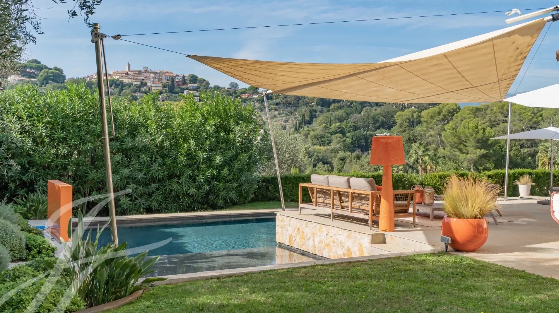 Talon-osto-etela-Ranska-Mougins-6h-263-m2-uima-allas (13)
