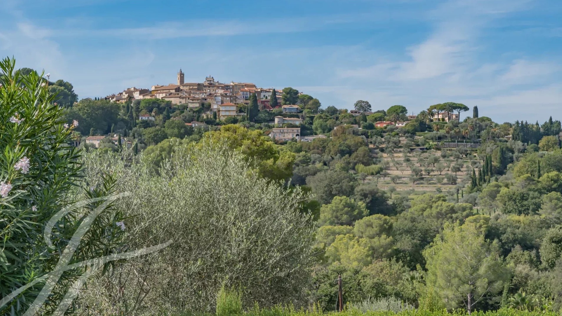 Talon-osto-etela-Ranska-Mougins-6h-263-m2-uima-allas (16)